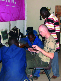 Gerrit in Africa; Omringd door leerlingen.